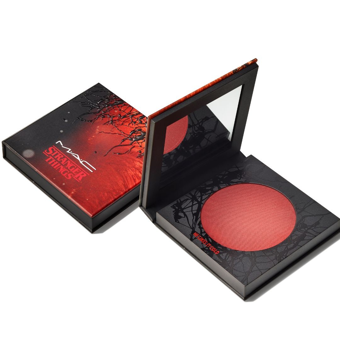 Mind dizájn, mind pedig árnyalat szempontból markánsabb irány a He Likes It Cold pirosító. - Pirosító (He Likes It Cold) MAC 8400 Ft