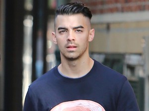 Joe Jonas a Trónok harca szépségével kavar