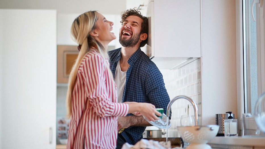 A háztartási munkák megosztása közelebb hozhatja egymáshoz a partnereket
