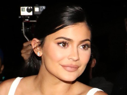 Most komolyan? Tényleg EZEN akadtak ki Kylie Jenner követői? Óriási botrány egy fülbevaló miatt