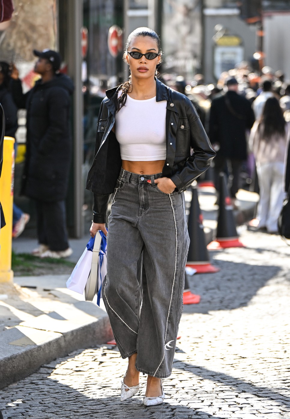 Megannyi lehetőség egy színben. A szürke farmer most egyet jelenthet a hétköznapi lazasággal, elegáns és modern, és megállja a helyét formális környezetben is