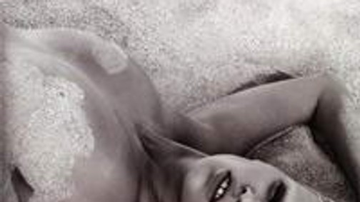 Nőiesség = Lara Stone