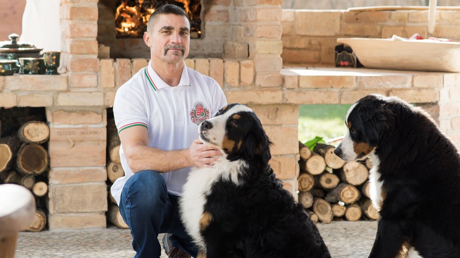 Ambrus Attila, más néven a Viszkis, ma már rengeteg lábon áll: kerámiát készít, gyerekeknek tart foglalkozást, sőt reklámarc is