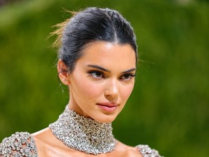 Kendall Jenner meztelenruhája nem sokat hagy a fantáziára, mégis nagyon kifinomult