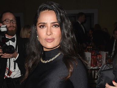 Ha meztelenül érkezett volna, Salma Hayek akkor se lehetett volna dögösebb, mint állig feketében