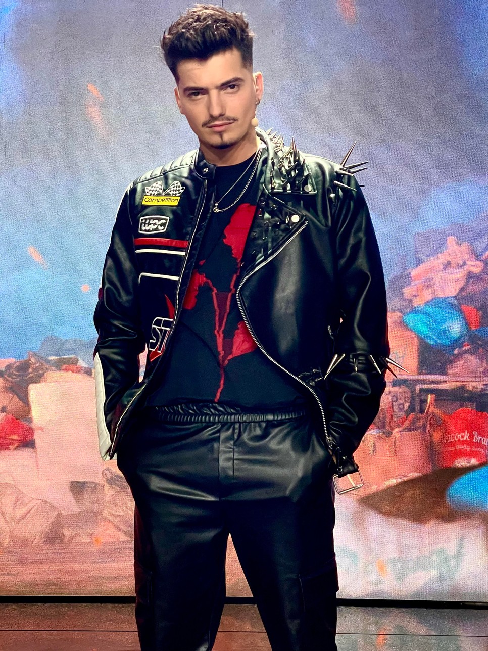 Marics Peti is motoros szerelés inspirálta öltözékben, így a szerelmespár tökéletesen harmonikus belépővel érkezett meg a Sztárban sztár műsorba