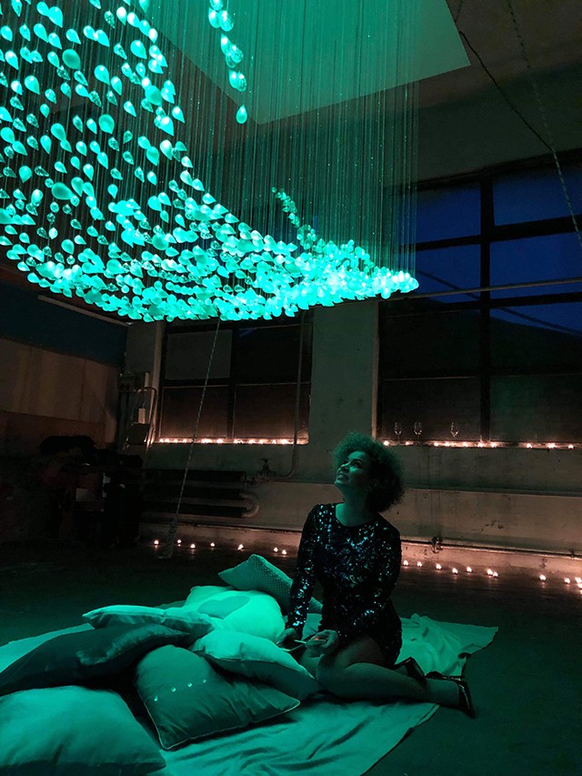 A hatalmas méretű fényszobrokat a szépség, az érzékiség és a szerelem inspirálta. Mindegyik darab sorszámozott és kézzel készül, mintegy 100 órányi odaadó munka által. Ez az oka annak, hogy az aprólékosan megmunkált darabok megszület.se akár 5-8 hétig is 