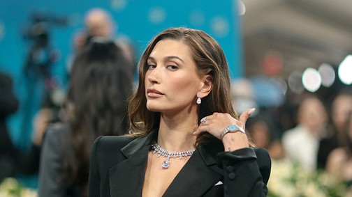 Hailey Bieber az idei nyár legmenőbb szettjében jelent meg: 2 megosztó trendet kombinált, a végeredmény mégis zseniális