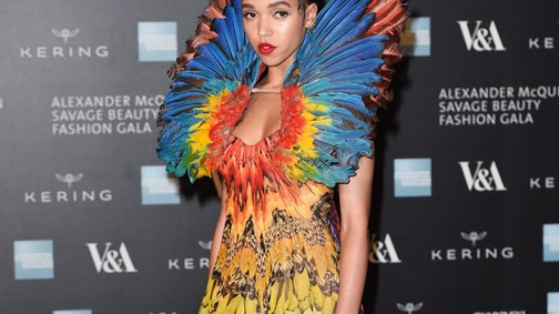FKA twigs pompázatos papagájnak öltözött