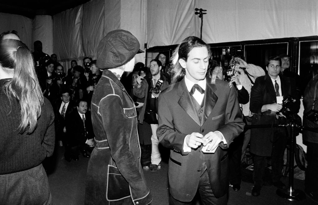 1992-ben Marc Jacobs egy adag valóságot hozott a kifutóra. A férfi karizmatikusan lázadó  szelleme elég erős volt ahhoz, hogy az 1990-es évek elején az amerikai sportruházatot gyártó Perry Ellis egyszerre alkalmazta és rúgta ki. A tervező 1993-as tavaszi/nyári divatbemutatója az egész divatvilágot megdöbbentette.