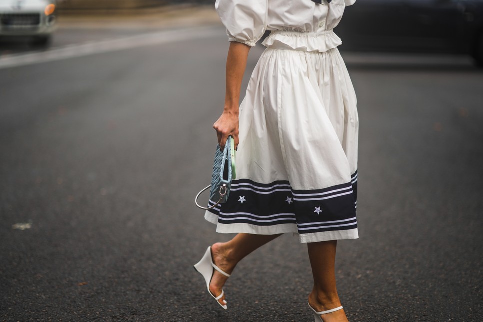 Párizs stílusikonjai jelentik, a magas sarkú újra trendi - így viseld!