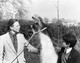 David Attenborough a londoni állatkertben mutatja meg Charlie-t, a lámát a 12 éves Patrick Flynn-nek, egy oktatási program nyertesének 1980-ban