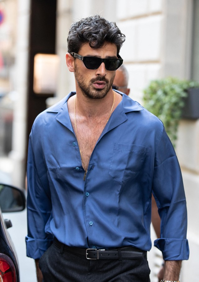 Boldog pénteket! Íme néhány dögös paparazzifotó Michele Morrone-ról!