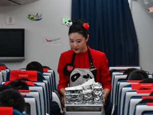 Dior egyenruhában vécét pucolni? - A légiutaskísérők ellentmondásos világa