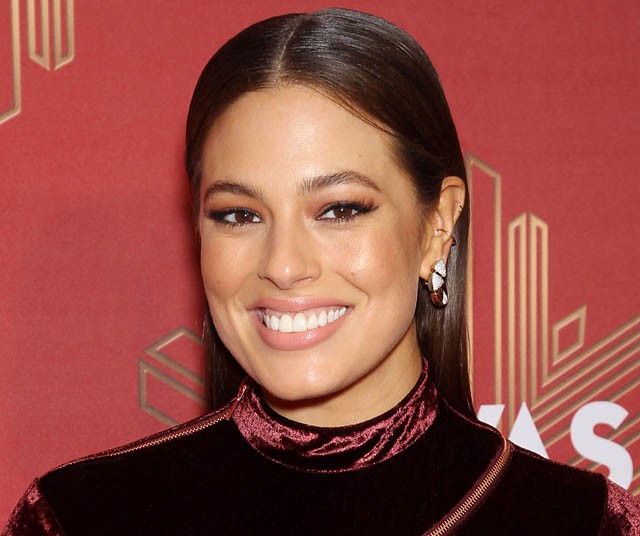 Ashley Graham modell bársonyban