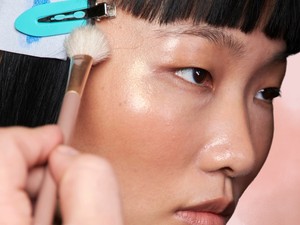 Nem vicc, tényleg a férfiak ihlették a legújabb pirosító trendet, és csodásan néz ki!