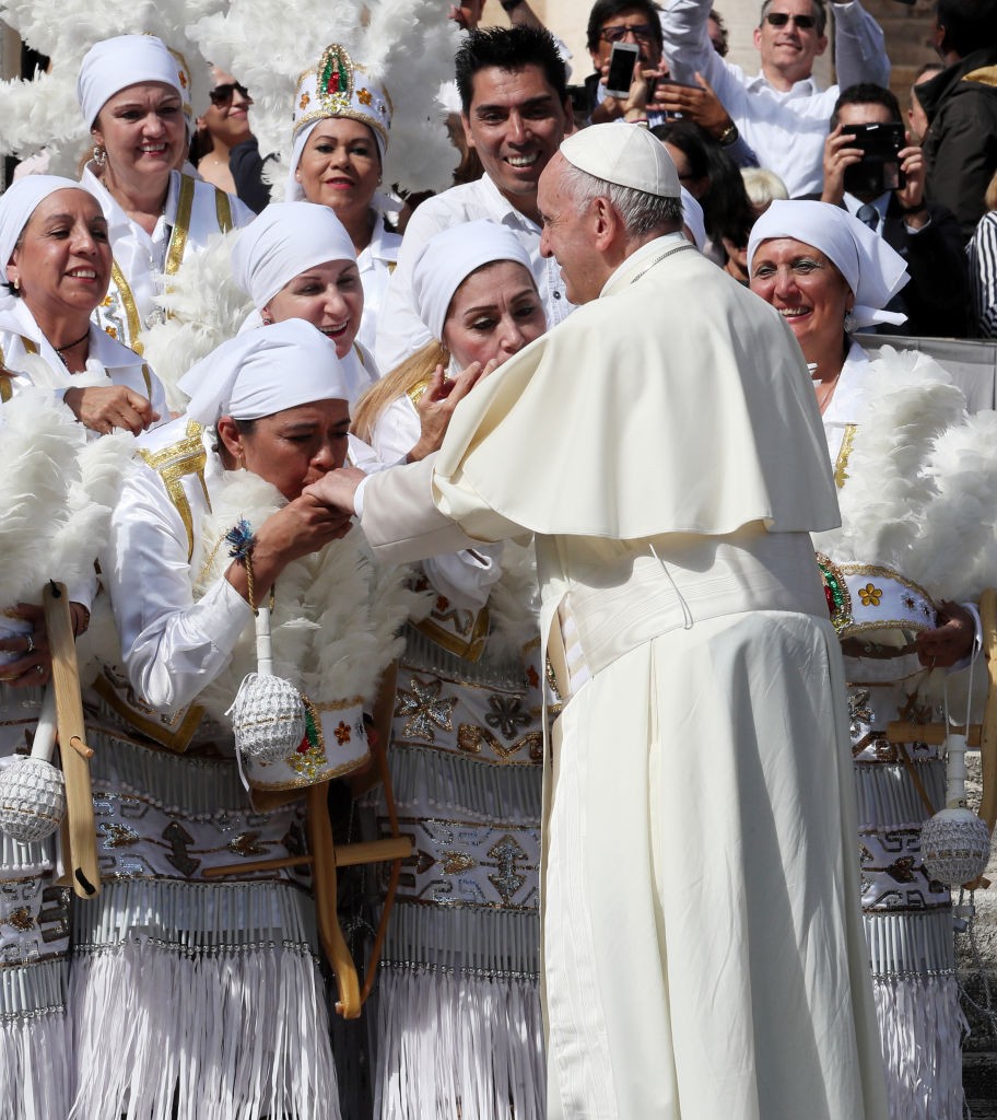 „Az a társadalom, amely nincs abban a helyzetben, hogy a nőknek nagyobb szerepet adjon, nem lesz képes előbbre jutni.” – Ferenc pápa határozottan kiállt a nők társadalmi szerepvállalása mellett. Ez a gondolata arra emlékeztet, hogy valódi fejlődés csak akkor lehetséges, ha mindenki – nemtől függetlenül – egyenlő esélyekkel formálhatja a jövőt.