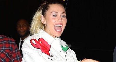 Miley Cyrus falatnyi piros bikiniben villantotta meg csodásan sportos alakját