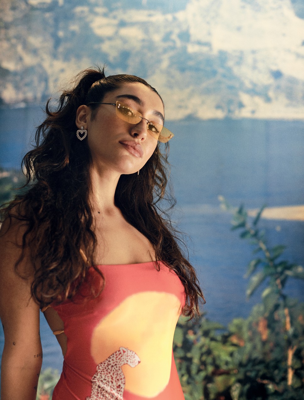 Fürdőruha PELSO 39 900 Ft | Napszemüveg TOXIC – Sun & Eye 7900 Ft | Fülbevaló BERSHKA 2295 Ft