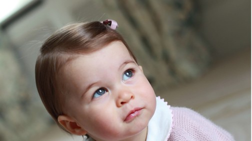 Szülinapos hercegnő! A kis Charlotte 1 éves! Hihetetlenül aranyos képeket készített róla Kate Middleton