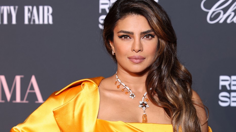 Le sem tudjuk venni a szemünket Priyanka Chopráról ebben a lélegzetelállító ruhában