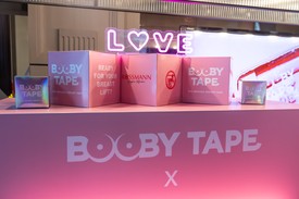 Érdemes tanulmányoznod a Booby tape kínálatát, mert több zavaró ruhaviselési problémádat is egy csapásra megoldhatod a segítségükkel