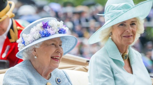 Őrült, vicces és csodás kalapcsodák a királynő lóversenyéről