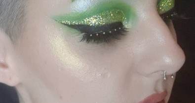 Gondoltál már rá, hogy Shrek-szemöldököd legyen? Ez a lány meg is valósította!