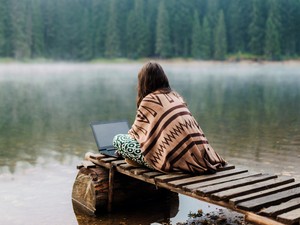 A szabadúszó tényleg egész nap pizsamában ül otthon, majd ha megunta, elutazik melegebb éghajlatra?