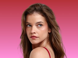 Palvin Barbara sugárzóan gyönyörű kismama, meztelenfelsőben mutatta meg kerekedő pocakját a modell