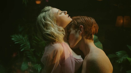 „Beléptem a hálószobánkba, ahol a párom a legjobb barátnőmmel hancúrozott" 