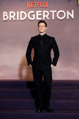 Luke Thompson egy nagyon elegáns, fekete öltöny mellett tette le a voksát. 