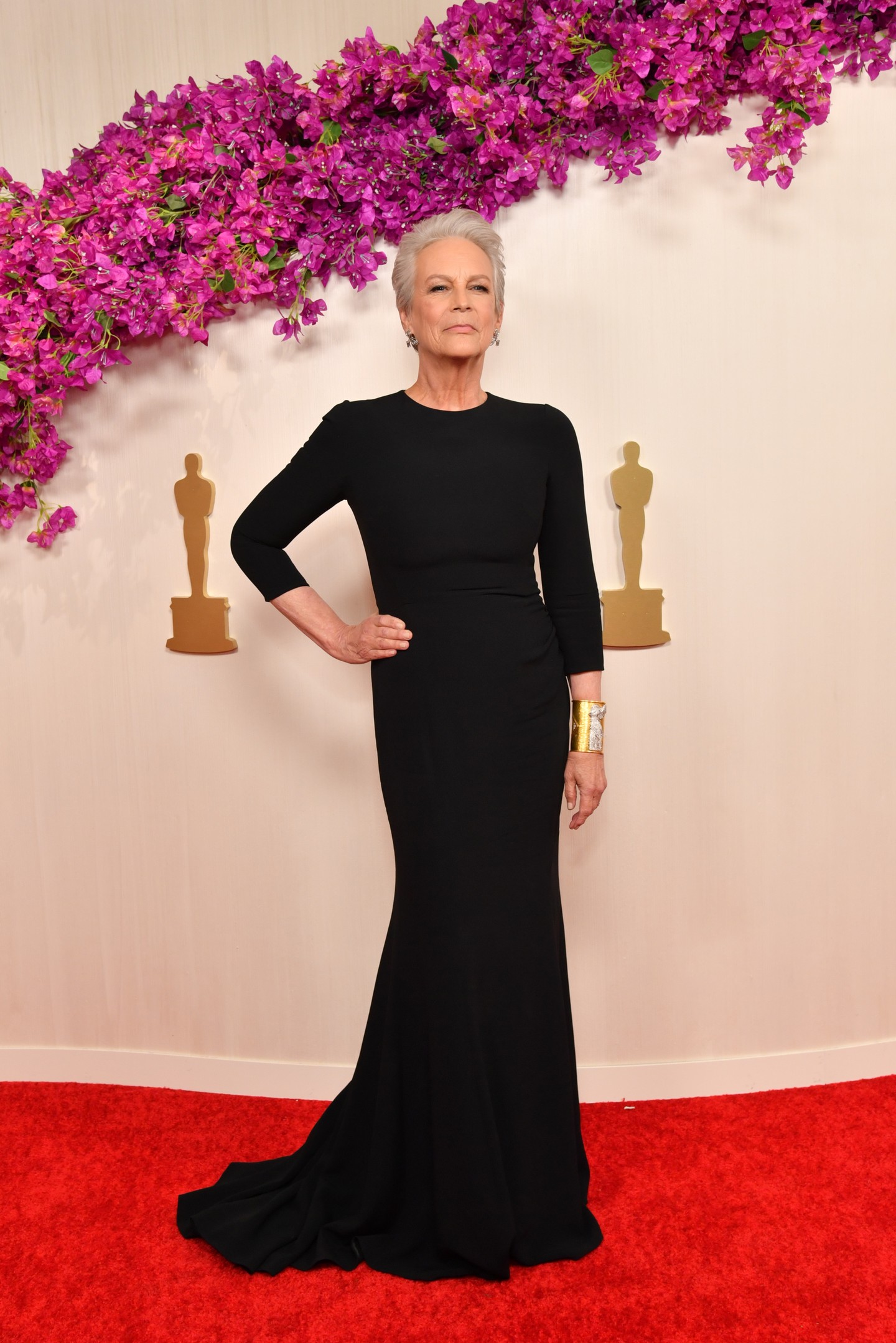 Kell több Jamie Lee Curtis fekete Dolce and Gabbana ruhájánál? Szerintünk nem! Tökéletes választás volt a 2024-es Oscar-gálára.