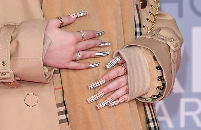Billie Eilish Burberry-körmei