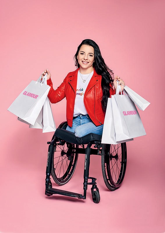 Illés Fanni olimpiai bajnok úszó kezdettől fogva arra használja a reflektorfényt, hogy sorstársaira irányítsa a figyelmet. Ezúttal, a GLAMOUR-napok segítségével az akadálymentes shopping mellett kampányol