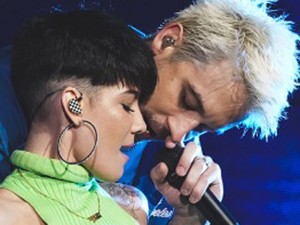 Újra együtt a sztárpár! G-Eazy koncertjén erősítették meg egy csókkal a hírt