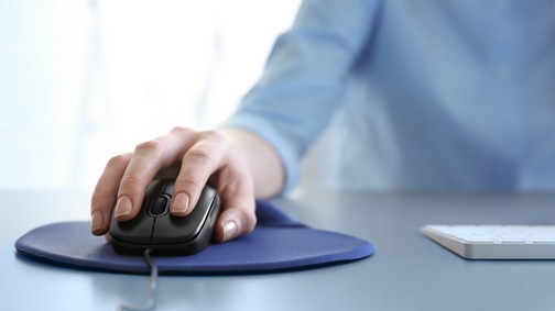 Fázik a kezed az irodában? Akkor a fűthető egérpad életed találmánya