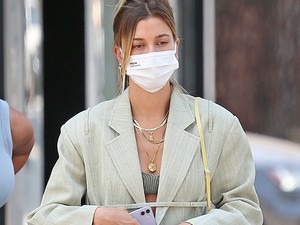 Hailey Bieber állati menő szettjét nem a csizmája, hanem ez a vagány darab teszi annyira stílusossá