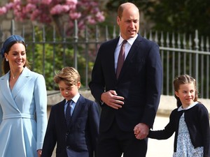 Tökéletes család: Katalin és Vilmos a gyerekekkel mentek a húsvéti misére