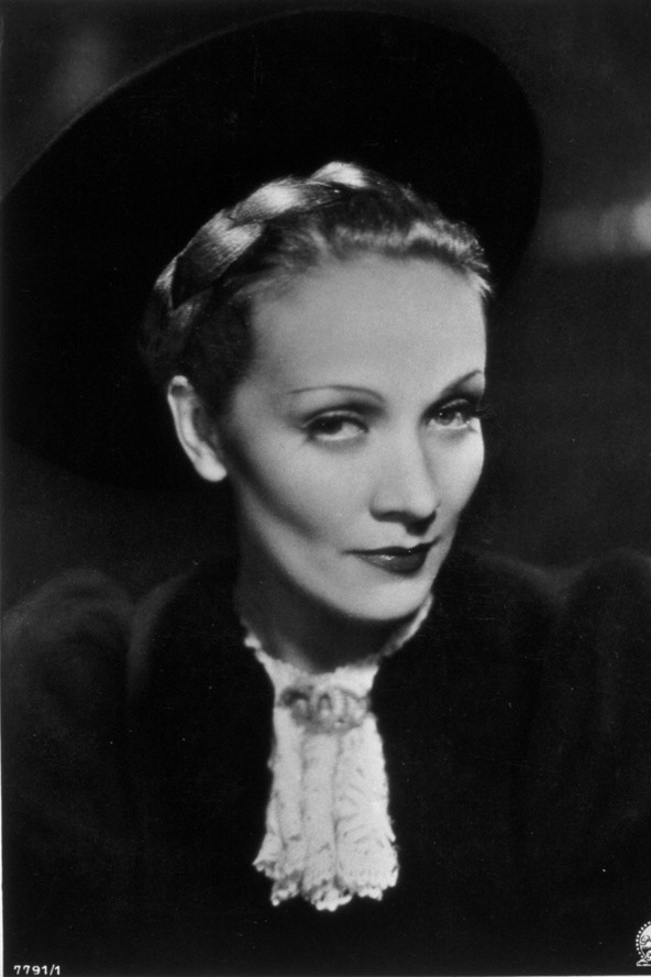 Marlene Dietrich sok trükköt rejtegetett a tarsolyában. Többek között azt is, hogy eltávolíttatta őrlőfogait, hogy arca még szimmetrikusabb lehessen. 
