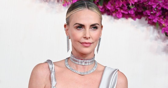 Az 50 éves Charlize Theron pucérruhájától azonnal zavarba jössz, elképesztően merész szettet vállalt be