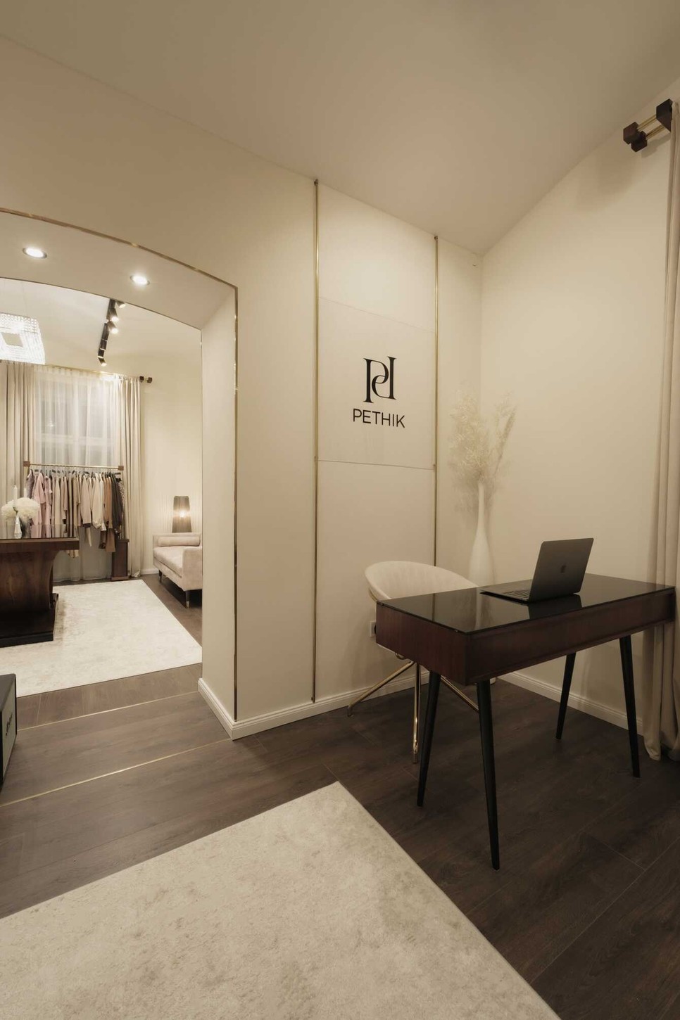 A PETHIK szalon enteriőrje, ahol minden részlet az időtálló minőséget képviseli