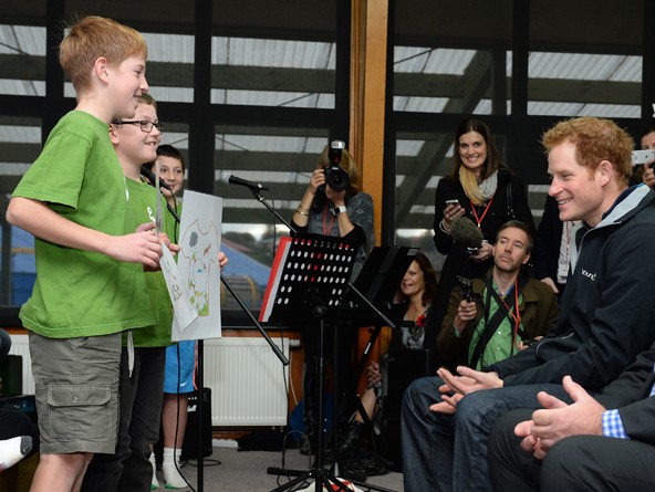 Az ilyen látogatások kötelező eleme az iskolai bemutatókon való részvétel, a műértő Harry remekül szórakozik.