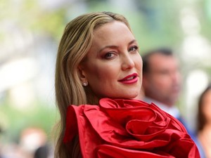 Kate Hudson topless ünnepli a nyár kezdetét