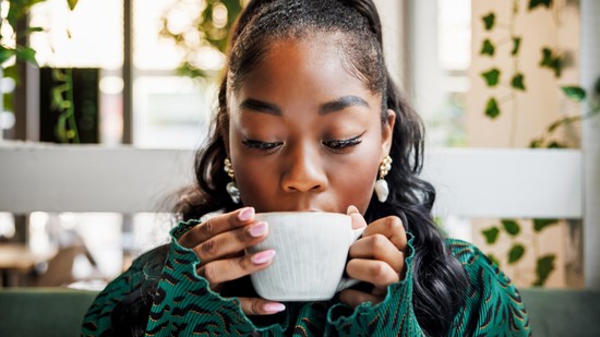 Ez az ital jobb, mint egy fájdalomcsillapító, ráadásul javítja a memóriát és a vérnyomást is csökkenti