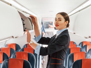 Légiutaskísérő magyarázza el, miért tilos ez a dolog egy repülőgépen utasként