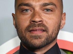 Húha! Ő a Grace klinika ultraszexi sztárjának új barátnője!