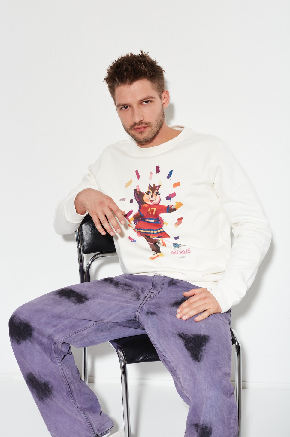 Miller David főszereplőként és társproducerként is jegyzi a D*CKS című filmet -Álarcos Énekes unisex pulóver - mókus shop.glamour.hu - Nadrág VOLCOM