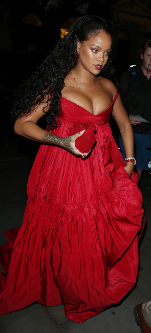Rihanna hihetetlenül felpolcolta a melleit a vörös szőnyegen