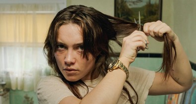 Florence Pugh a kamerák előtt vágta le saját haját + 3 dolog, ami tényleg megtörtént egy forgatáson